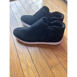 Women's Clarks Slip On  BLACK Suede  Sneaker Cushion Feel Ankle Shoes SZ 10 NEW